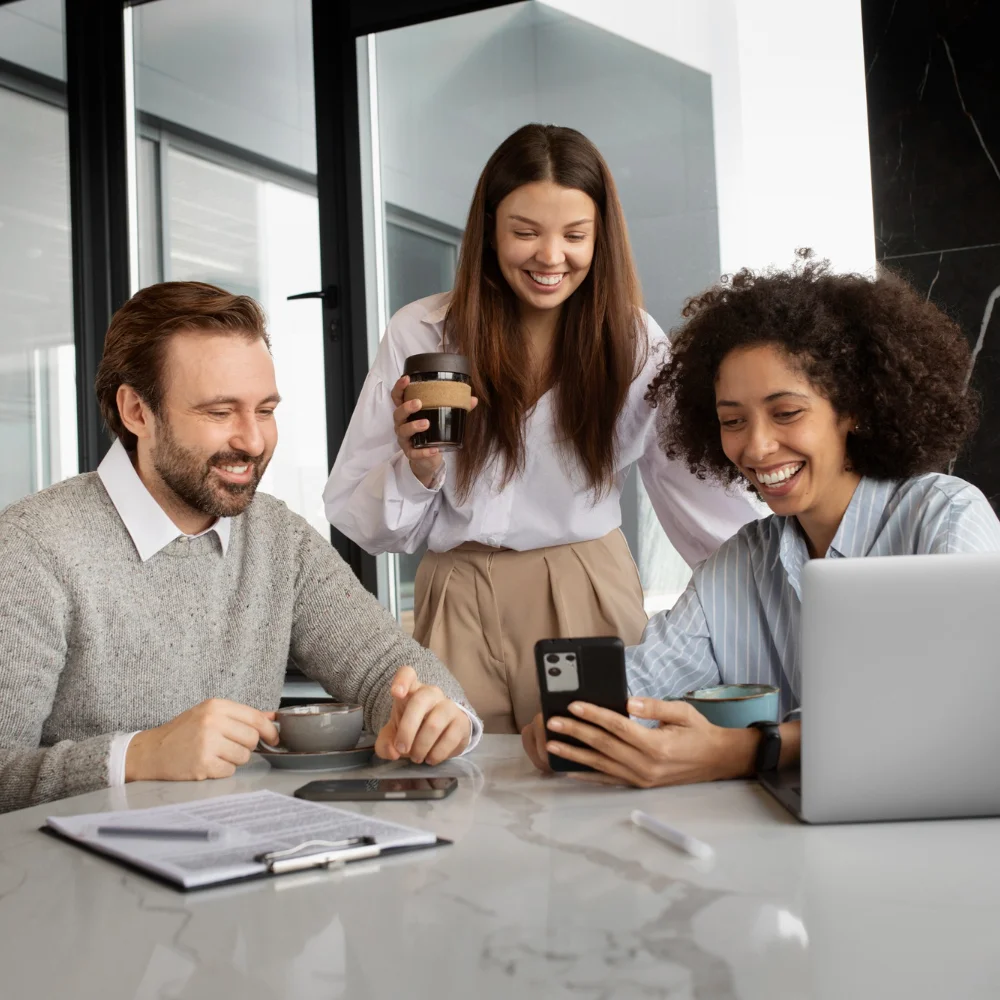 Colegas de trabalho sorridentes | Financeiramente | Consultor Luís Alves Colegas de trabalho sorridentes | Financeiramente | Consultor Luís Alves