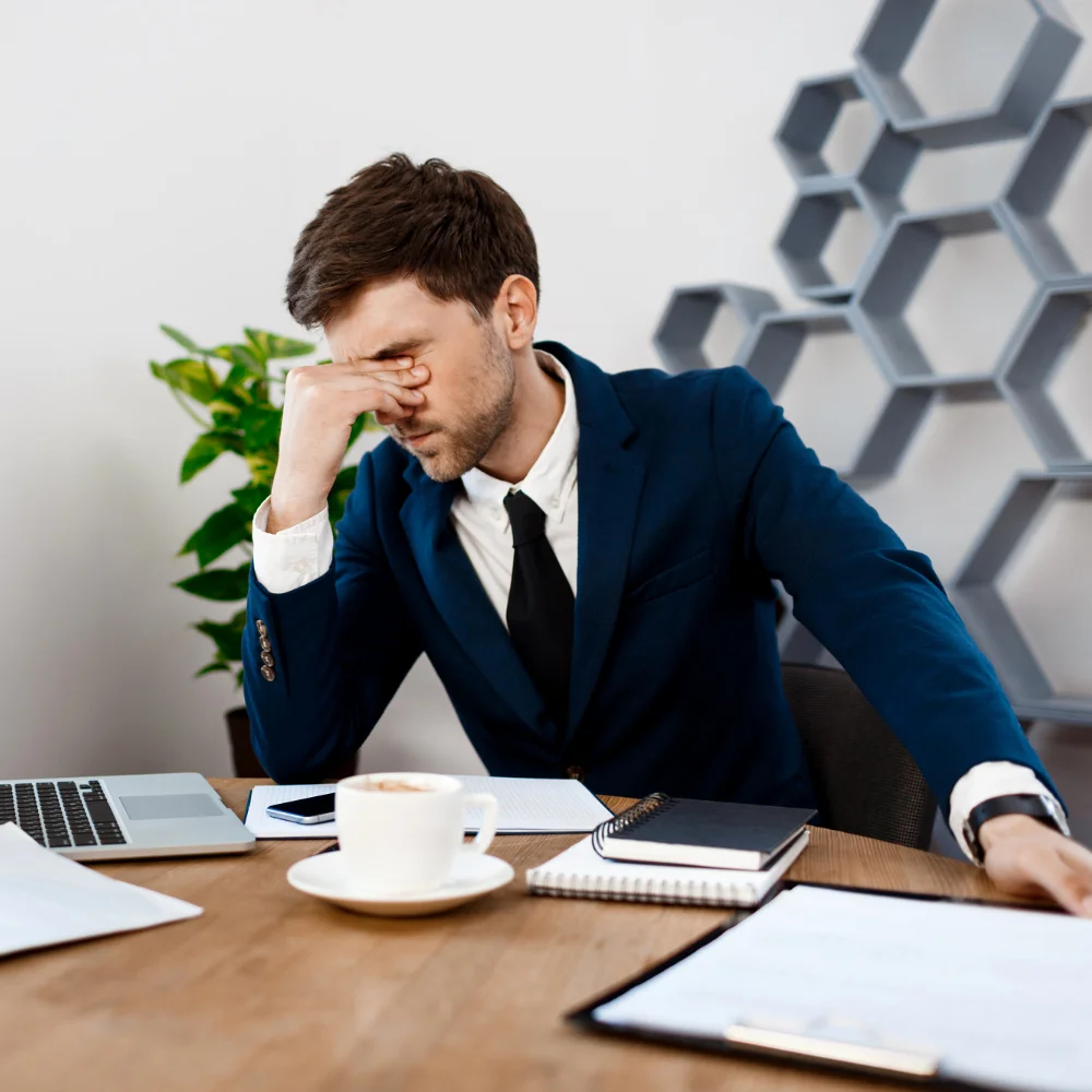 Jovem empresário stressado e preocupado no seu local de trabalho | Financeiramente | Consultor Luís Alves Jovem empresário stressado e preocupado no seu local de trabalho | Financeiramente | Consultor Luís Alves