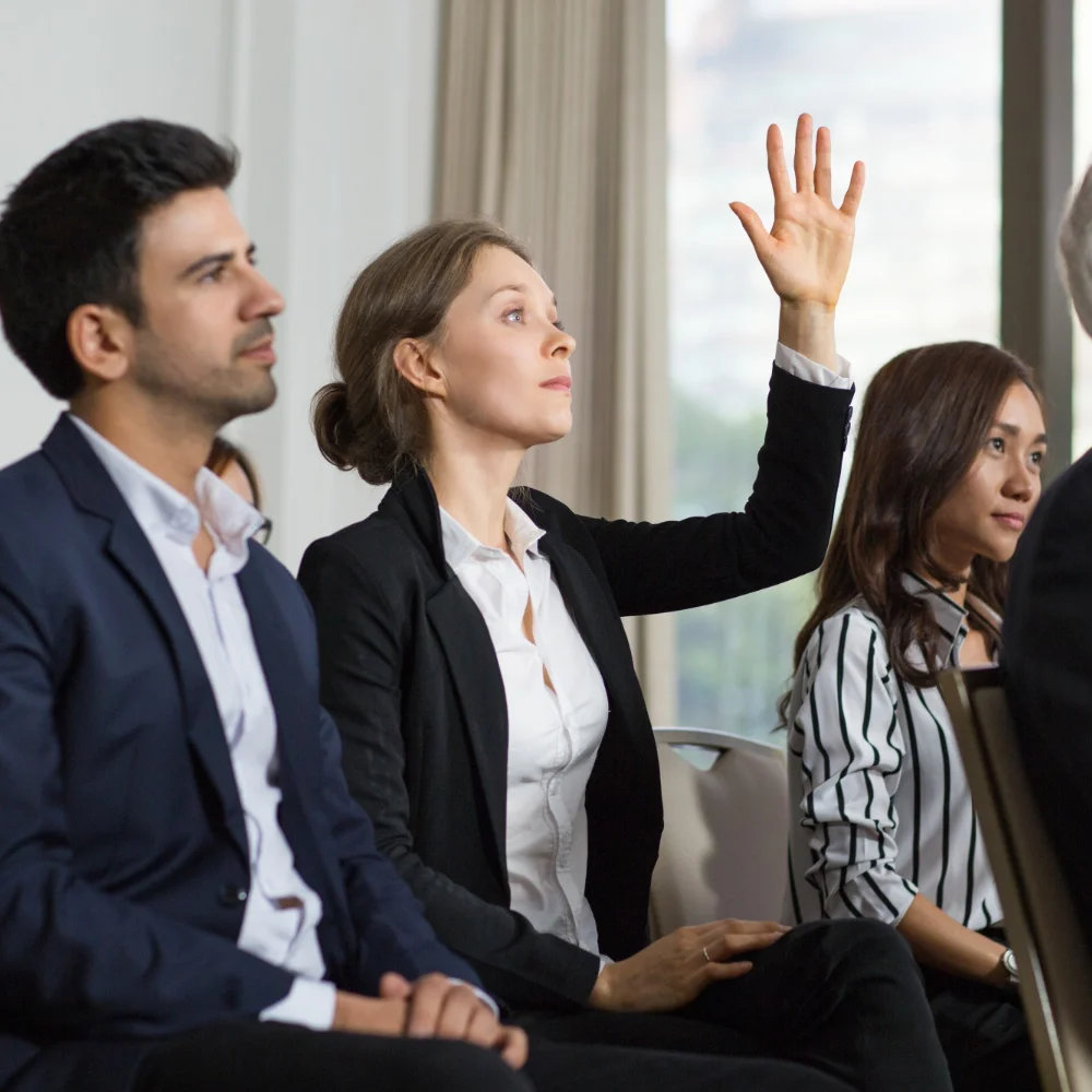 Mulher com mão no ar em formação | Financeiramente | Consultor Luís Alves Mulher com mão no ar em formação | Financeiramente | Consultor Luís Alves